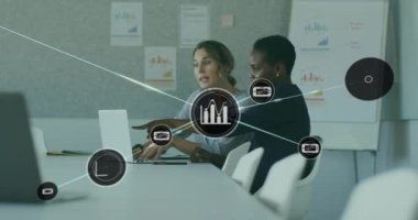 Ofiste dizüstü bilgisayarla rapor tartışan çeşitli kadın iş arkadaşlarının birbirine bağlı simgelerin animasyonu. Dijital bileşik, çoklu pozlama, iletişim, iş dünyası, takım çalışması ve teknoloji kavramı.