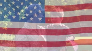 Amerikan bayrağının, beyaz askerin oğluyla Amerikan bayrağı taşıması üzerine canlandırılması. Dijital bileşim, çoklu pozlama, aşk, birliktelik, silahlı kuvvetler ve vatanseverlik kavramı..