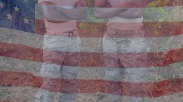 Анімація Прапора Америки Махає Над Афроамериканськими Солдатами Стоять Руках Схрещеними — стокове відео