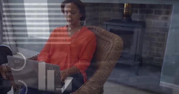 Animação Interface Infográfica Sobre Mulher Biracial Focada Trabalhando Laptop Casa — Vídeo de Stock