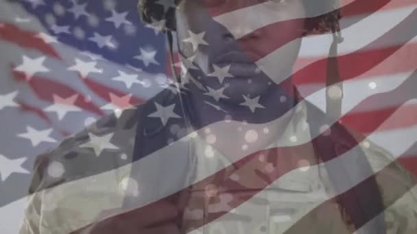 Afro Amerikan Askerinin Üzerinde Dalgalanan Amerikan Bayrağının Animasyonu Dijital Bileşim — Stok video