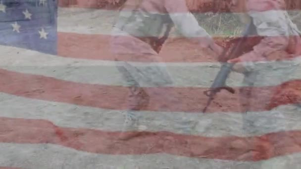 Анімація Прапора Америки Махає Над Різноманітним Солдатом Який Несе Пораненого — стокове відео