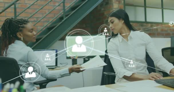 아이콘들을 사무실에서 논의하는 동료들에 애니메이션입니다 디지털 커뮤니케이션 팀워크 비즈니스 — 비디오
