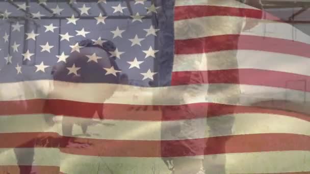 Animation Flaggan Amerika Över Olika Överlägsna Promenader Bredvid Soldater Gör — Stockvideo
