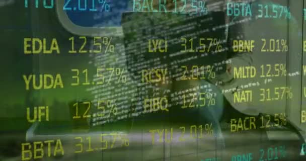 取引板のアニメーション コンピュータ言語 ノートパソコンで働く白人女性 デジタル複合材 複数の露出 グローバル化 株式市場 コーディングとテクノロジーの概念 — ストック動画