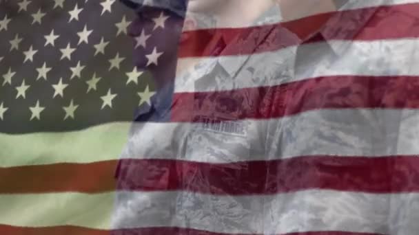 在站在注意位置上的不同士兵身上升起美国国旗 数字合成 多重曝光 武装部队和爱国主义概念 — 图库视频影像