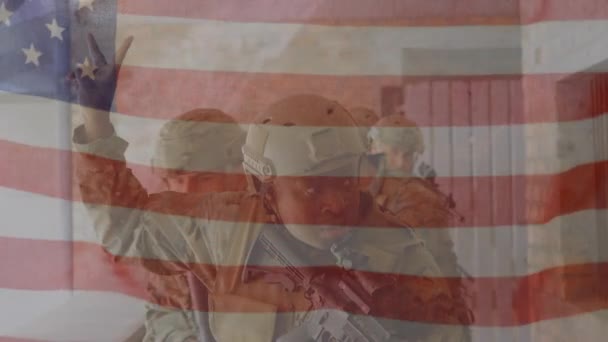Animacja Flagi Ameryki Nad Różnorodnym Żołnierzem Pistoletem Instruującym Podwładnego Podczas — Wideo stockowe