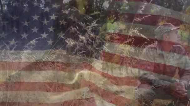 Анімація Прапора Америки Махає Над Білоруським Солдатом Дивлячись Сидячи Присіданні — стокове відео