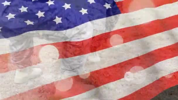 Animation Flaggan Amerika Viftar Över Mittsektionen Soldat Ger Hjälp Hand — Stockvideo