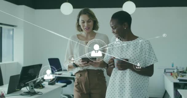 多様な女性の同僚がオフィスでアイデアを歩き 共有する上での接続されたアイコンのアニメーション デジタル複合材 複数の露出 コミュニケーション チームワーク ビジネス テクノロジーの概念 — ストック動画