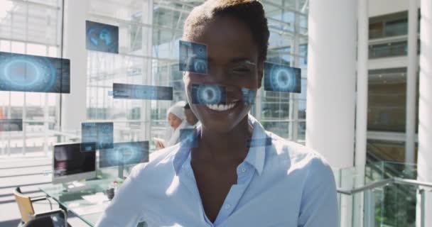 Анімація Глобусів Сонар Графіків Комп Ютерної Мови Усміхнена Афроамериканська Жінка — стокове відео