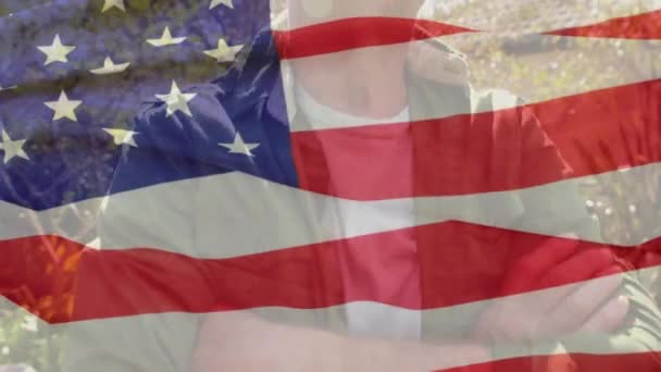 Animación Bandera América Ondeando Sobre Hombre Caucásico Retirado Pie Brazos — Vídeo de stock
