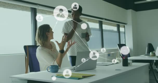 多様な同僚がコーヒーを飲み オフィスでアイデアを共有する上で接続されたアイコンのアニメーション デジタル複合材 複数の露出 コミュニケーション チームワーク ビジネス テクノロジーの概念 — ストック動画