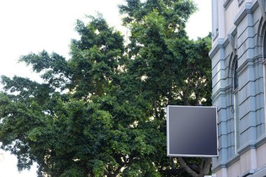 Boş tabela kopyalama alanı olan bir duvara sabitlendi. İmza, yazma alanı ve sokak tabelaları kavramı.