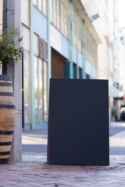 Boş tabela, fotokopi aletiyle kaldırımda duruyor. İmza, yazma alanı ve sokak tabelaları kavramı.