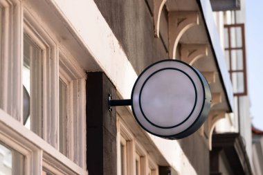 Duvarda fotokopi alanı olan boş yuvarlak tabela. İmza, yazma alanı ve sokak tabelaları kavramı.