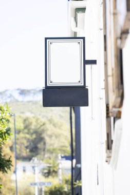 Boş tabela kopyalama alanı olan bir duvara sabitlendi. İmza, yazma alanı ve sokak tabelaları kavramı.