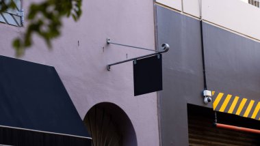 Boş tabela kopyalama alanı olan bir duvara sabitlendi. İmza, yazma alanı ve sokak tabelaları kavramı.