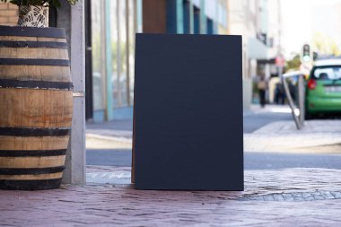 Boş tabela, fotokopi aletiyle kaldırımda duruyor. İmza, yazma alanı ve sokak tabelaları kavramı.