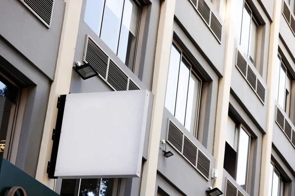 Signo Blanco Fijado Pared Del Edificio Con Espacio Copia Señalización — Foto de Stock