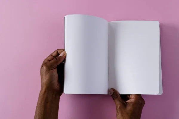 Руки Расового Человека Книгой Розовом Фоне Литература Чтение Свободное Время — стоковое фото