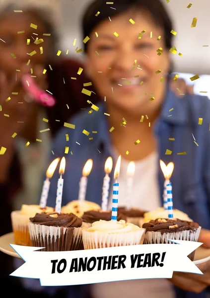 Compuesto Otro Año Texto Sobre Mujeres Biraciales Con Cupcakes Velas — Foto de Stock