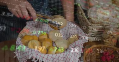 Beyaz adamın orta kesiminde küçük ekmeklerle sayıları ve grafikleri değiştirmenin animasyonu. Dijital bileşik, çoklu pozlama, iş, rapor, veri, el, fırın, yiyecek, taze, satış.