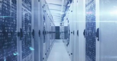 Bilgisayar sunucu odasında siber güvenlik mesaj pankartı ve göz tarayıcısı animasyonu. Siber güvenlik ve iş veri depolama teknolojisi kavramı