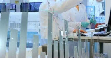 Laboratuvardaki çeşitli bilim adamları üzerinde bilimsel veri işleme animasyonu. Küresel bilim, araştırma, hesaplama ve veri işleme kavramı dijital olarak oluşturulmuş video.