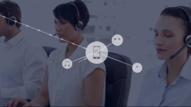Ofiste gülümseyen telefon kulaklığı takan bir kadının dijital simge ağının animasyonu. Küresel ağ ve iş teknolojisi kavramı