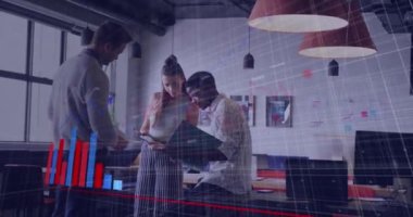 Grafiklerin animasyonu, çeşitli iş arkadaşlarının ofiste fikirlerini paylaşması üzerine bilgisayar dili. Dijital bileşik, çoklu pozlama, rapor, iş dünyası, takım çalışması, kodlama, tartışma ve teknoloji kavramı.