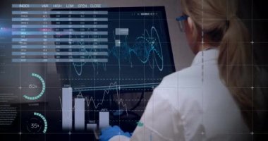 Bilimsel veri işleme animasyonu, laboratuarında bilgisayar bulunan beyaz kadın bilim adamı üzerinde. Küresel bilim, araştırma, hesaplama ve veri işleme kavramı dijital olarak oluşturulmuş video.