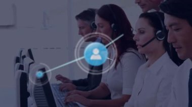 Ofiste çalışan telefon kulaklığı takan mutlu Asyalı adamın dijital simge ağının animasyonu. Küresel ağ ve iş teknolojisi kavramı