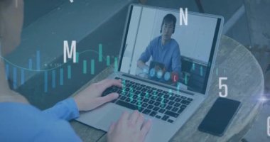 Dizüstü bilgisayardaki çeşitli iş adamlarının finansal veri işleme animasyonları. Küresel iş, finans, hesaplama ve veri işleme kavramı dijital olarak oluşturulmuş video.