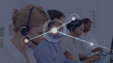 Ofiste çalışan telefon kulaklığı takan çeşitli meslektaşlar üzerinden bağlantı ağının animasyonu. Küresel ağ ve iş teknolojisi kavramı