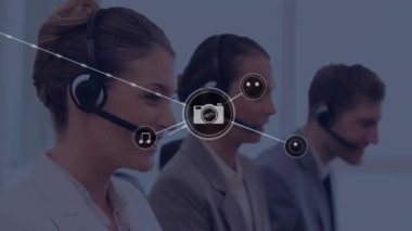 Ofiste telefon kulaklığıyla konuşan beyaz bir kadının dijital simge ağının animasyonu. Küresel ağ ve iş teknolojisi kavramı