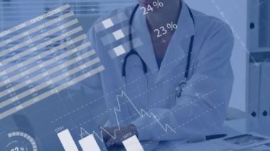 Kafkas kadın doktor üzerinde bilimsel veri işleme animasyonu. Küresel tıp, bilim, araştırma, hesaplama ve veri işleme kavramı dijital olarak oluşturulmuş video.