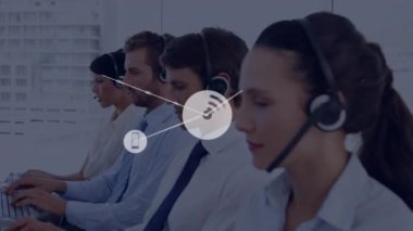 Ofiste gülümseyen telefon kulaklığı takan beyaz bir kadının dijital simge ağının animasyonu. Küresel ağ ve iş teknolojisi kavramı