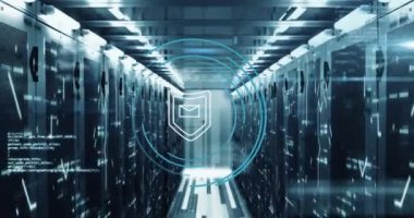 Bilgisayar sunucu odasına karşı güvenlik kılıfı simgesi, mozaik kare ve veri işleme animasyonu. Siber güvenlik ve iş veri depolama teknolojisi kavramı