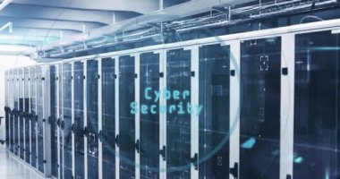 Güvenlik asma kilidi ve bulut simgesi üzerinden sunucu odasına karşı siber güvenlik mesaj pankartı animasyonu. Siber güvenlik ve iş veri depolama teknolojisi kavramı