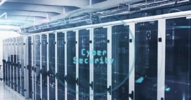 Bilgisayar sunucu odasında siber güvenlik mesaj pankartı ve göz tarayıcısı animasyonu. Siber güvenlik ve iş veri depolama teknolojisi kavramı