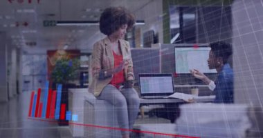 Grafiklerin animasyonu, bilgisayar dili, ofiste raporları tartışan çeşitli kadın iş arkadaşları. Dijital bileşik, çoklu pozlama, rapor, iş dünyası, takım çalışması, kodlama ve teknoloji kavramı.