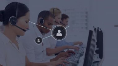 Ofiste çalışan çeşitli meslektaşlar takımına karşı profil simgeleri ağının animasyonu. Küresel ağ ve iş teknolojisi kavramı