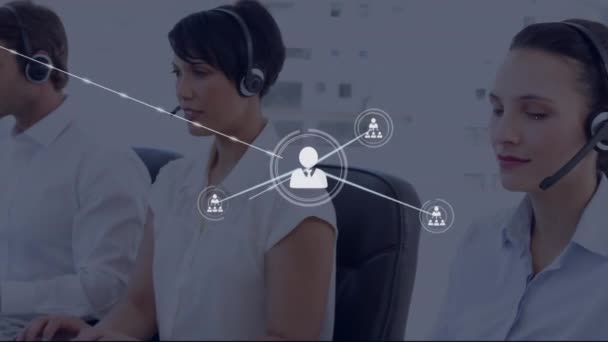 사무실에서 헤드셋을 사무실 여자에 프로필 아이콘의 네트워크의 애니메이션 글로벌 네트워킹 — 비디오