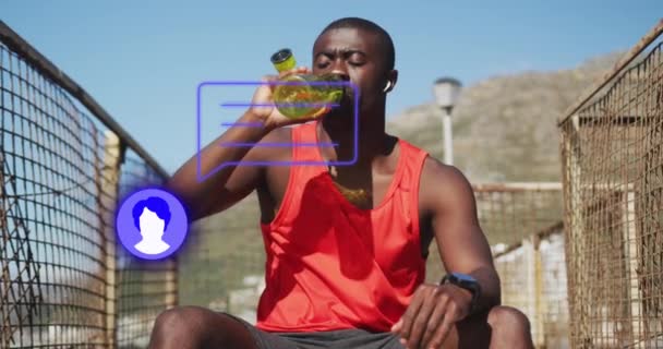 Animación Perfil Icono Del Mensaje Atleta Afroamericano Comprobando Tiempo Agua — Vídeo de stock