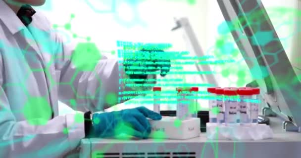Animatie Van Wetenschappelijke Gegevensverwerking Blanke Mannelijke Wetenschapper Met Reageerbuizen Het — Stockvideo