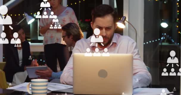 Animace Více Profilových Ikon Nad Přemýšlivým Bělochem Pracujícím Notebooku Kanceláři — Stock video