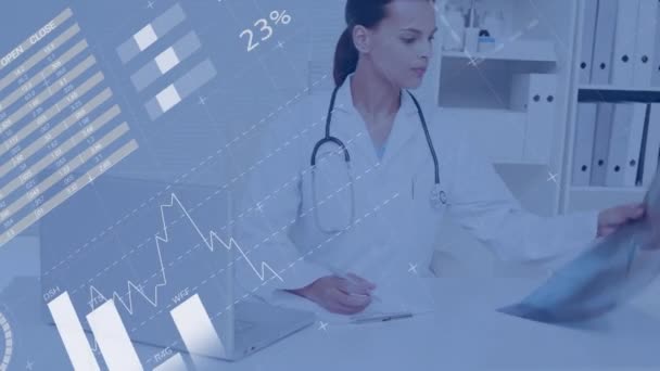 白人女性医師に対する科学的データ処理のアニメーション グローバル医療 コンピューティング データ処理の概念デジタルで生成されたビデオ — ストック動画