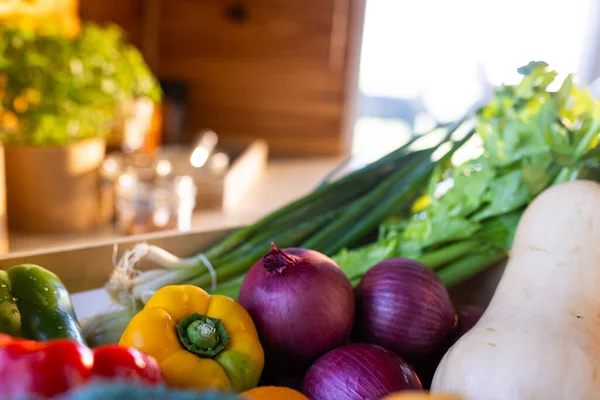 Skrzynka Warzyw Organicznych Blat Słonecznej Kuchni Domku Dziennym Żywność Odżywianie — Zdjęcie stockowe
