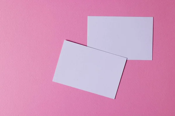 ピンクの背景にコピースペースのあるホワイトビジネスカード ビジネス 文房具 ライティングスペースのコンセプト — ストック写真
